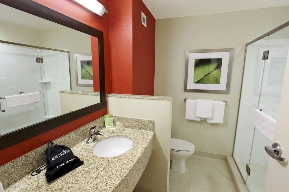 Готель Courtyard By Marriott Raleigh North/Triangle Town Center Екстер'єр фото