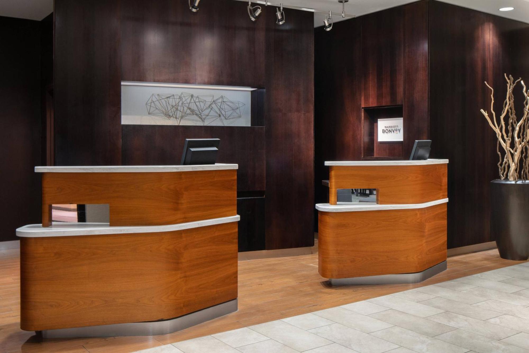 Готель Courtyard By Marriott Raleigh North/Triangle Town Center Екстер'єр фото