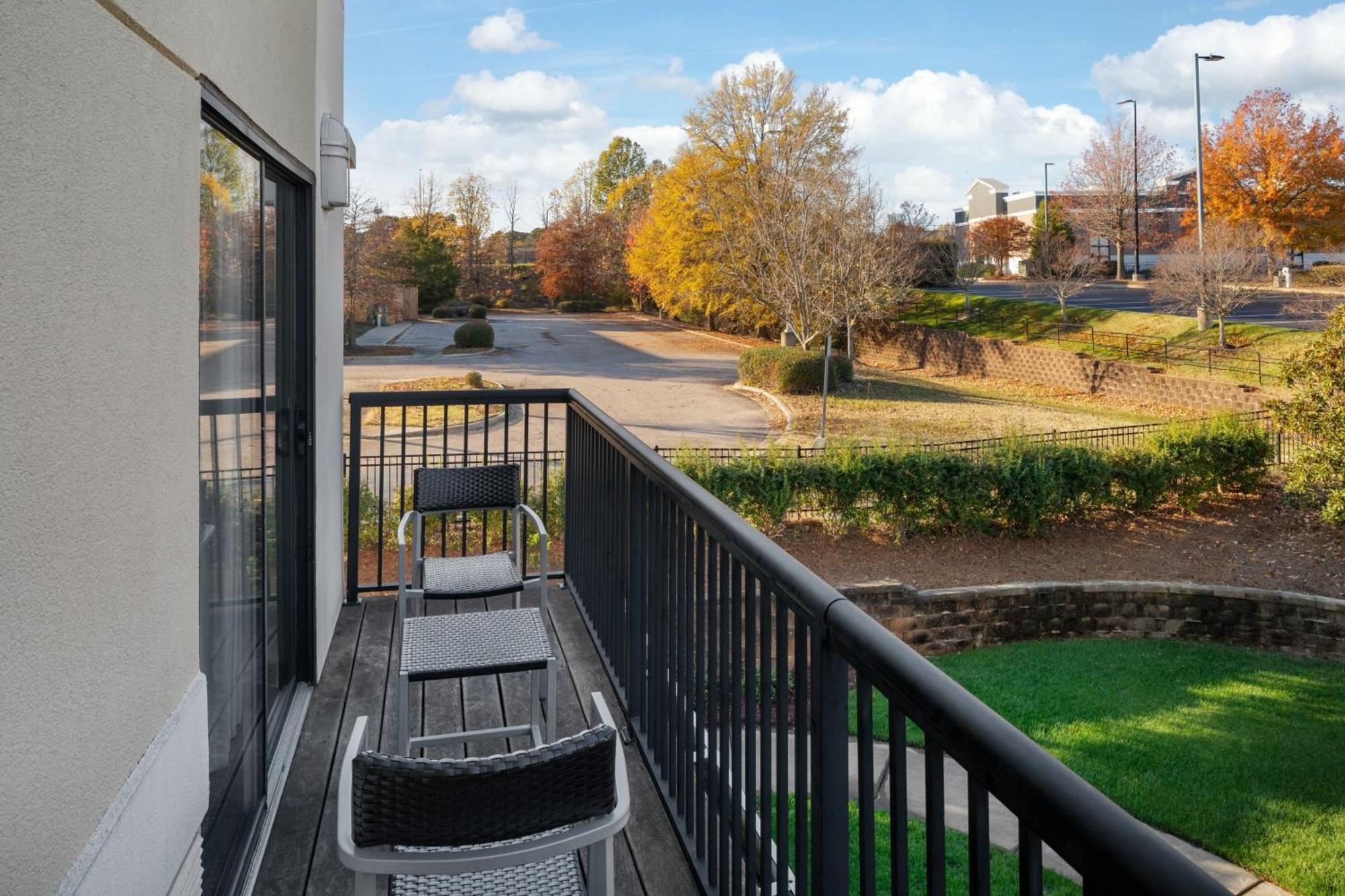 Готель Courtyard By Marriott Raleigh North/Triangle Town Center Екстер'єр фото