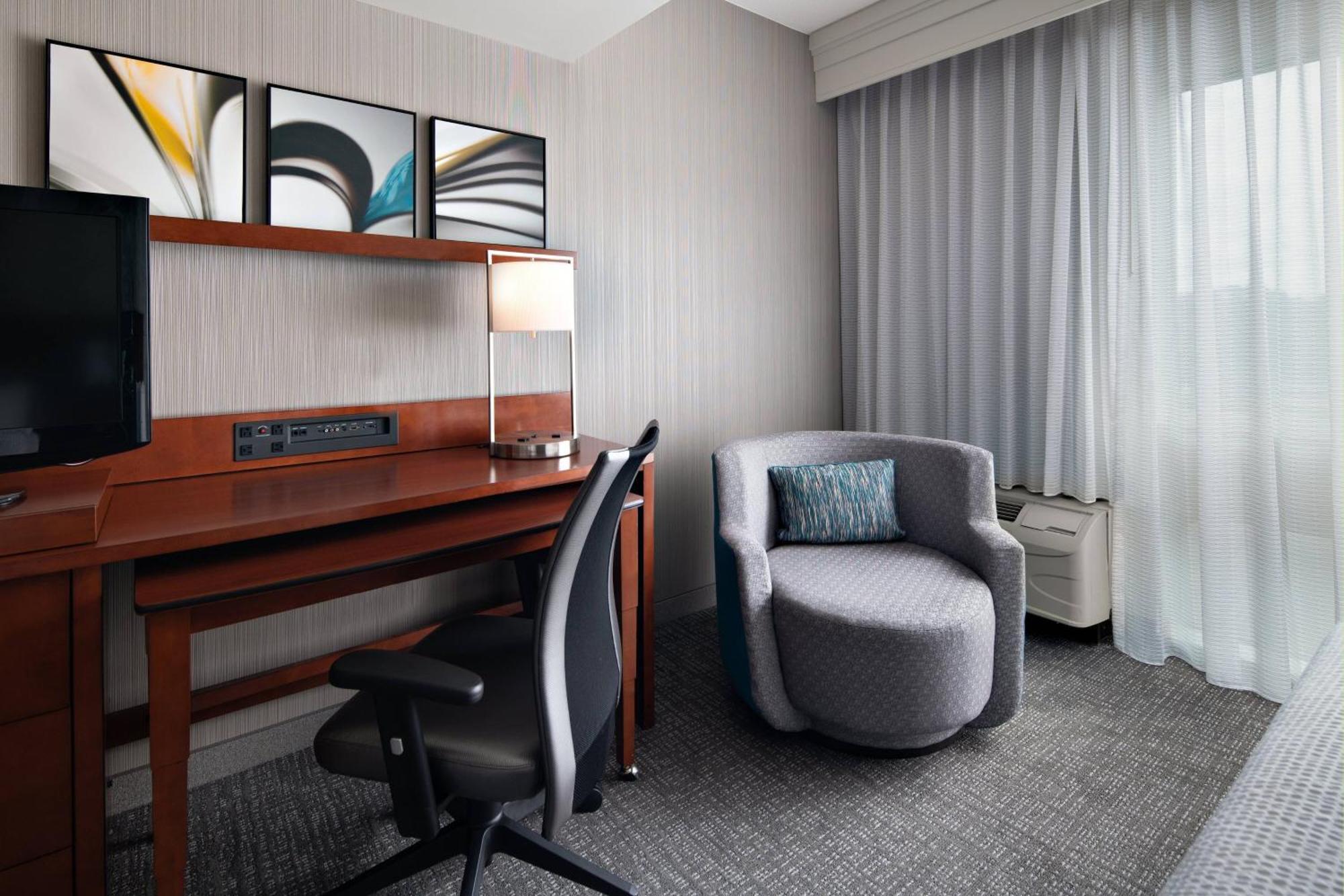 Готель Courtyard By Marriott Raleigh North/Triangle Town Center Екстер'єр фото