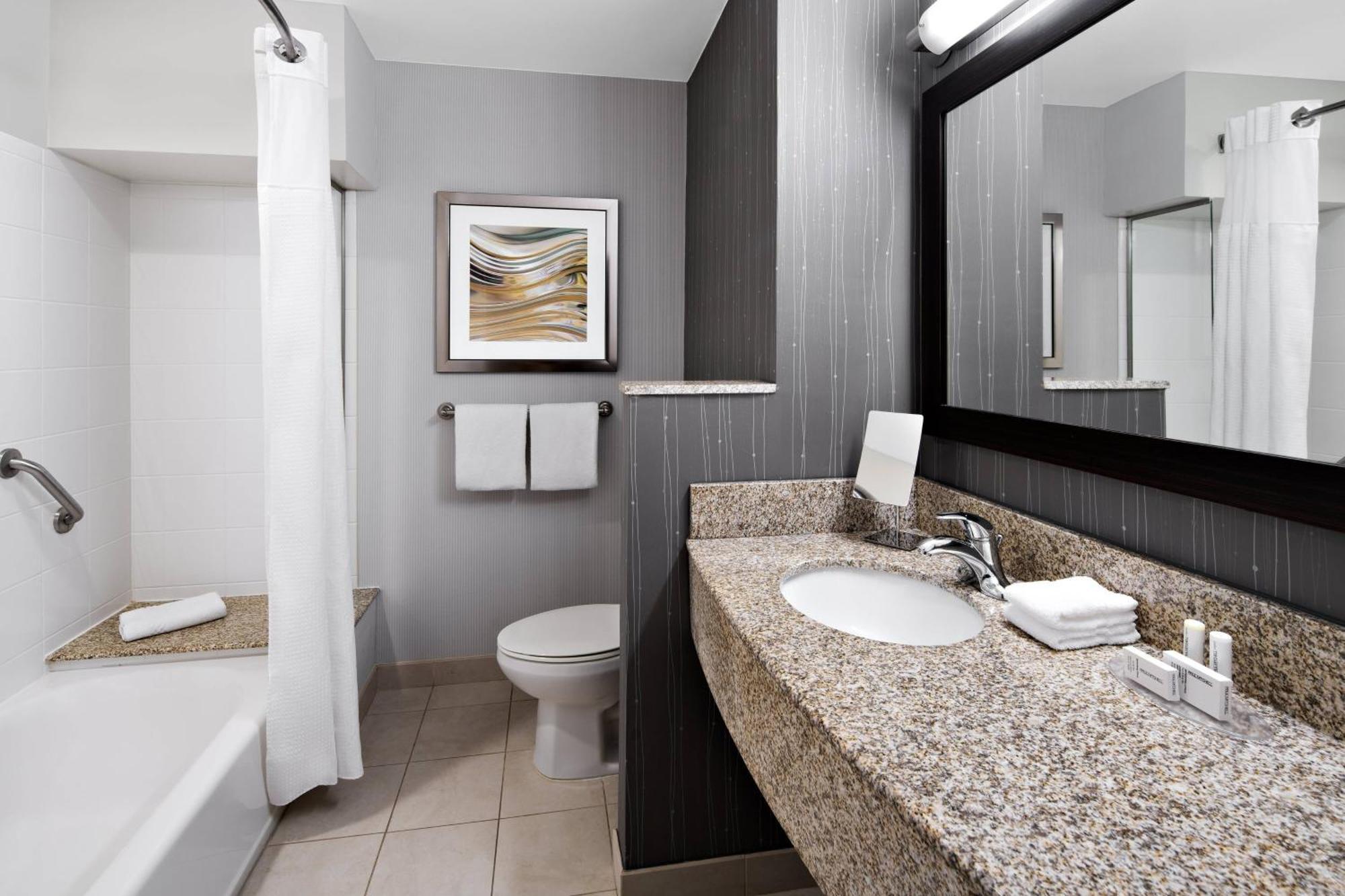 Готель Courtyard By Marriott Raleigh North/Triangle Town Center Екстер'єр фото