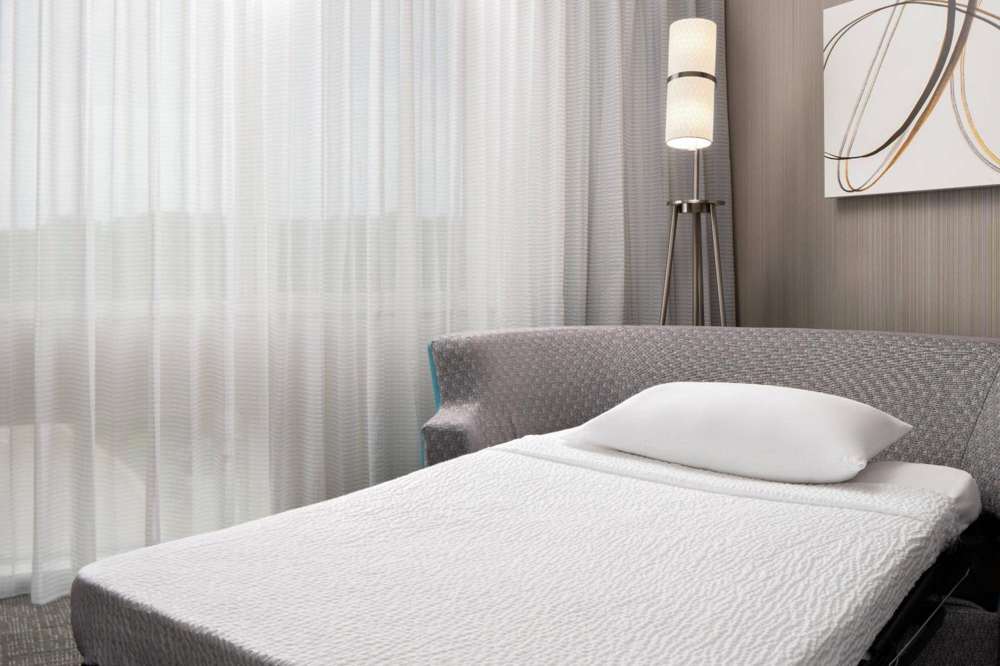 Готель Courtyard By Marriott Raleigh North/Triangle Town Center Екстер'єр фото
