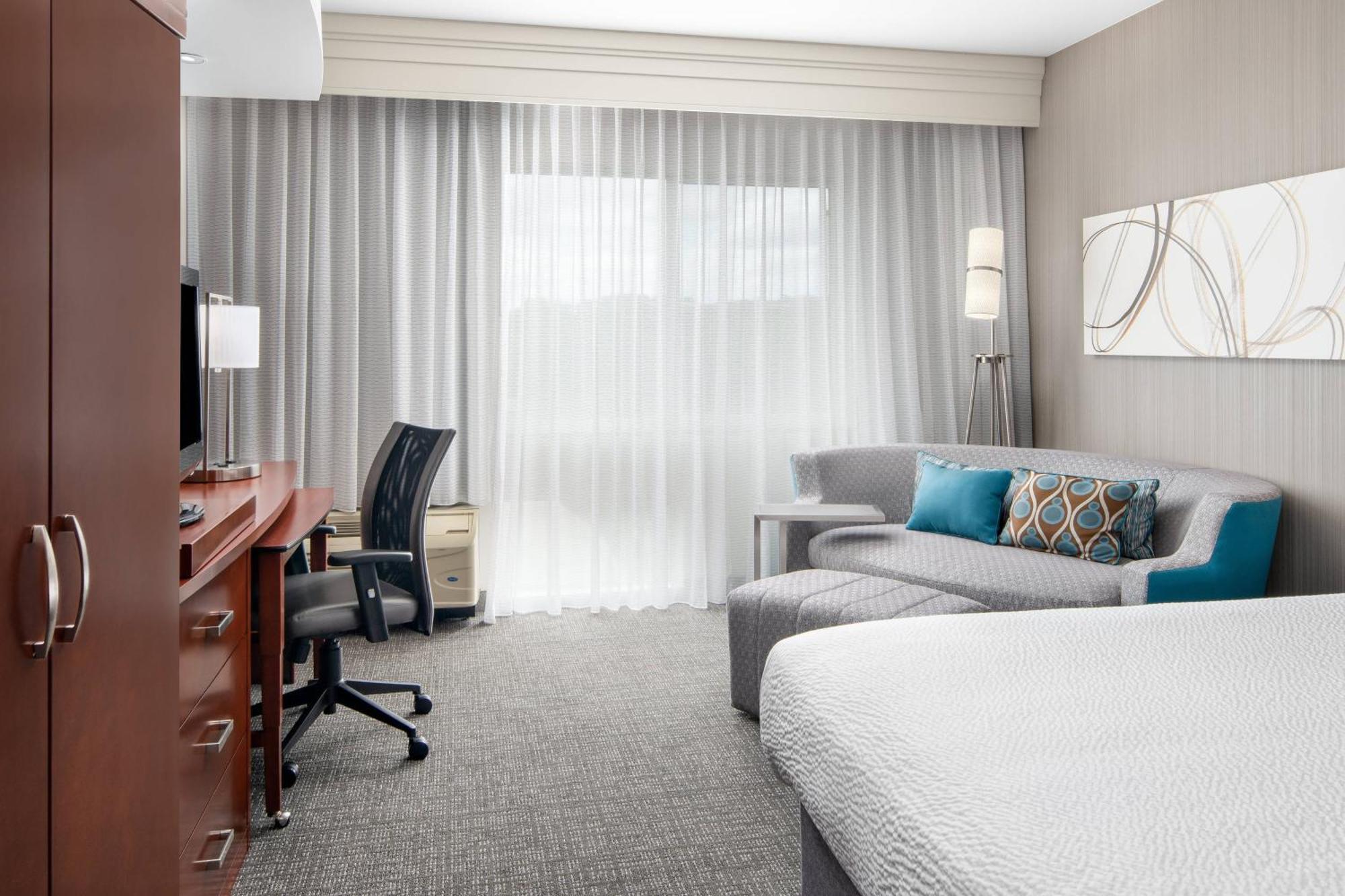 Готель Courtyard By Marriott Raleigh North/Triangle Town Center Екстер'єр фото