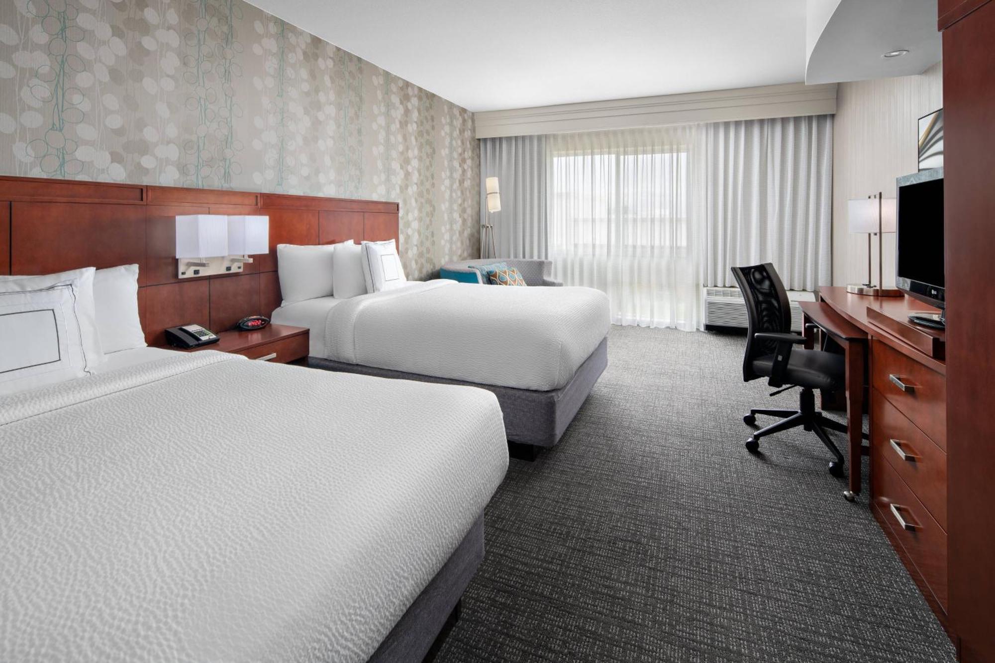 Готель Courtyard By Marriott Raleigh North/Triangle Town Center Екстер'єр фото