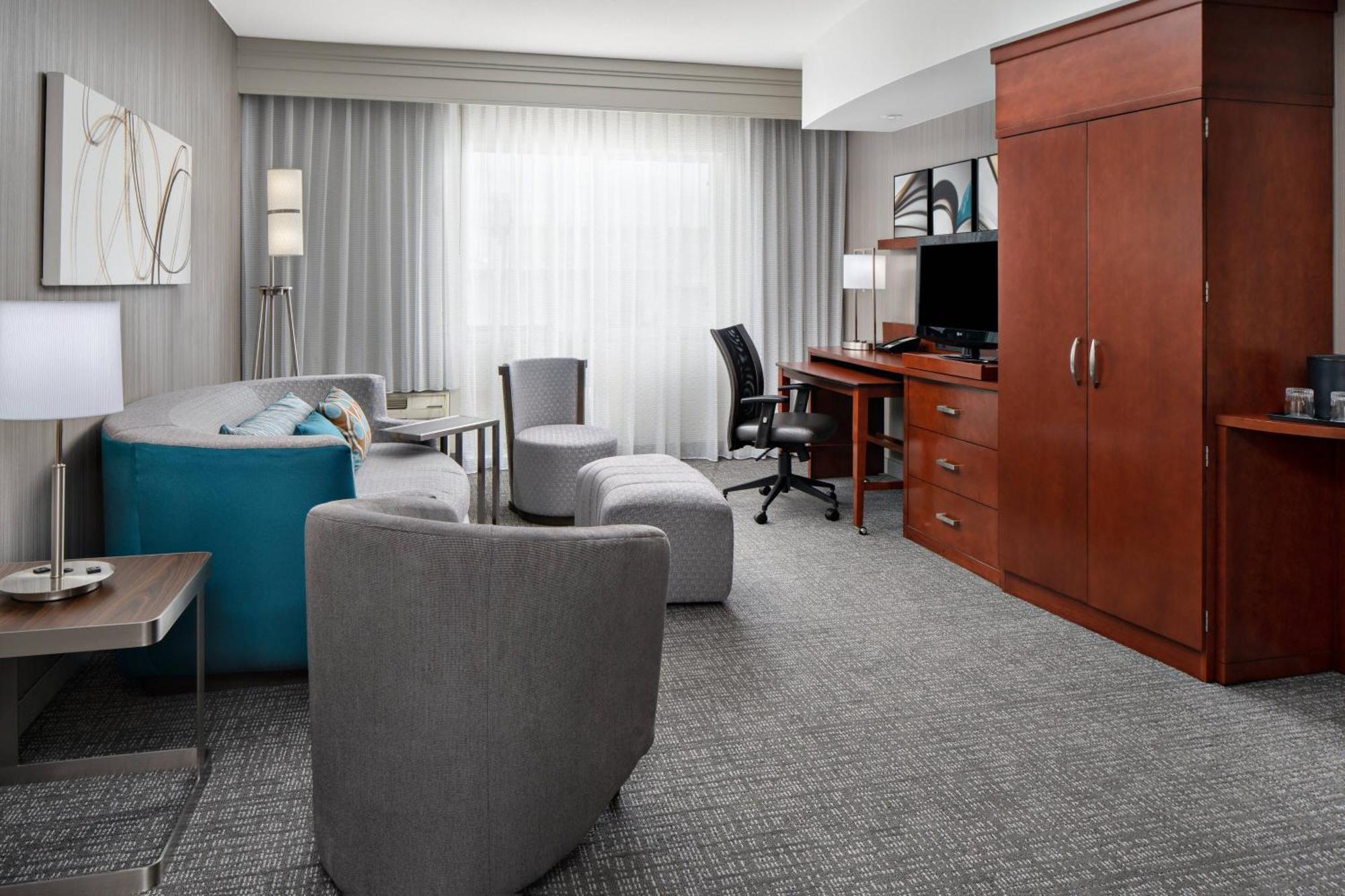 Готель Courtyard By Marriott Raleigh North/Triangle Town Center Екстер'єр фото