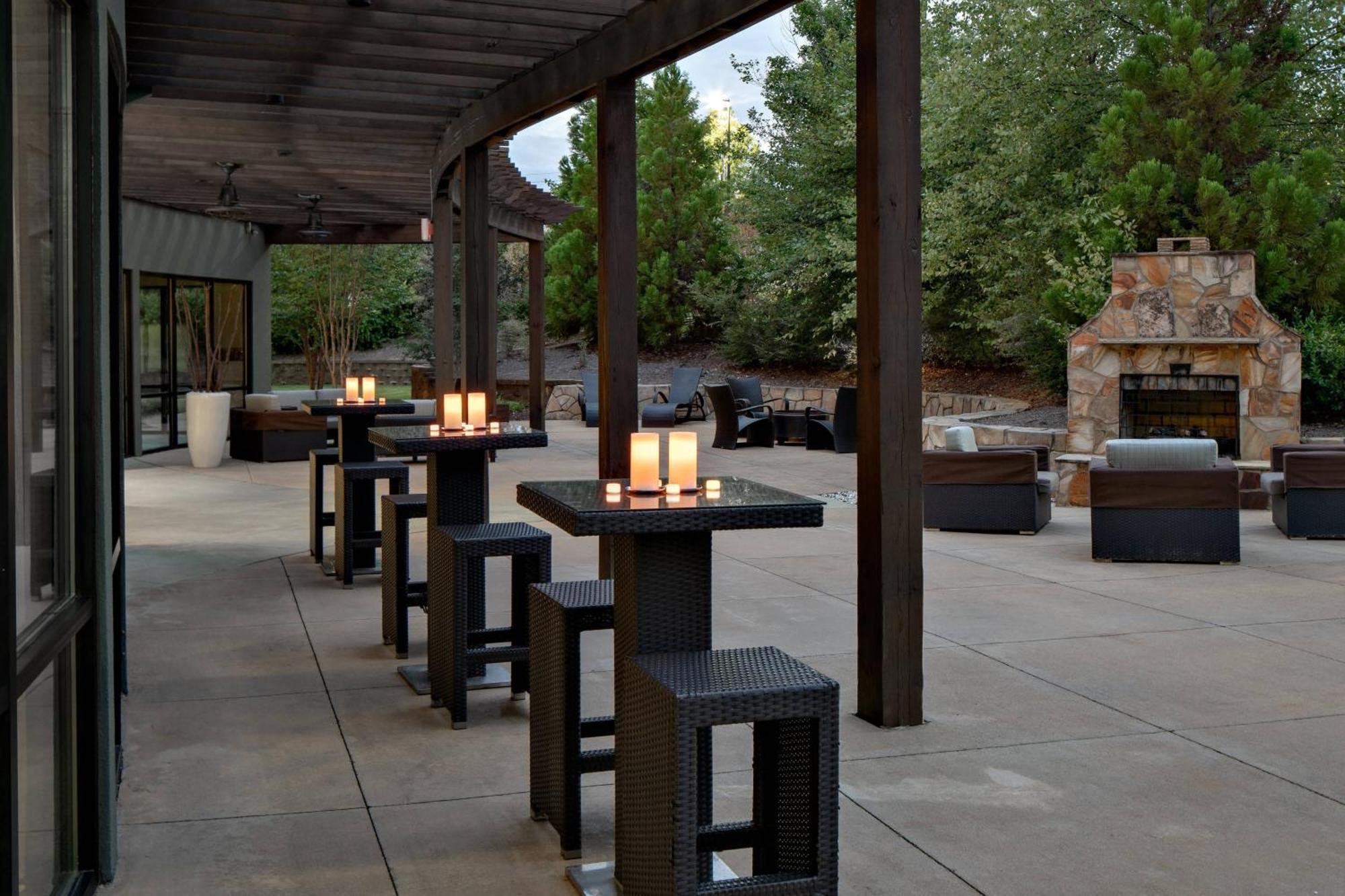 Готель Courtyard By Marriott Raleigh North/Triangle Town Center Екстер'єр фото