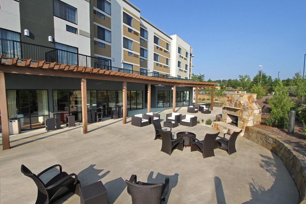 Готель Courtyard By Marriott Raleigh North/Triangle Town Center Екстер'єр фото
