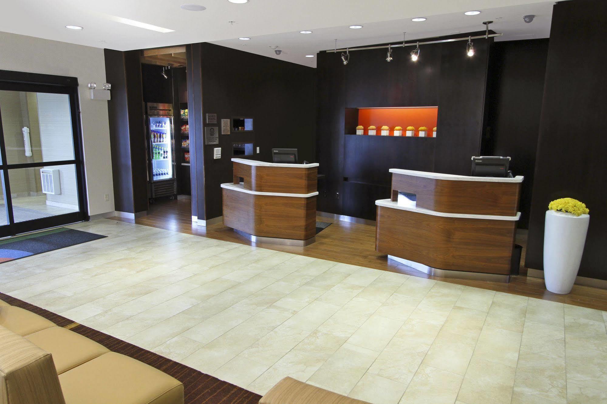 Готель Courtyard By Marriott Raleigh North/Triangle Town Center Екстер'єр фото