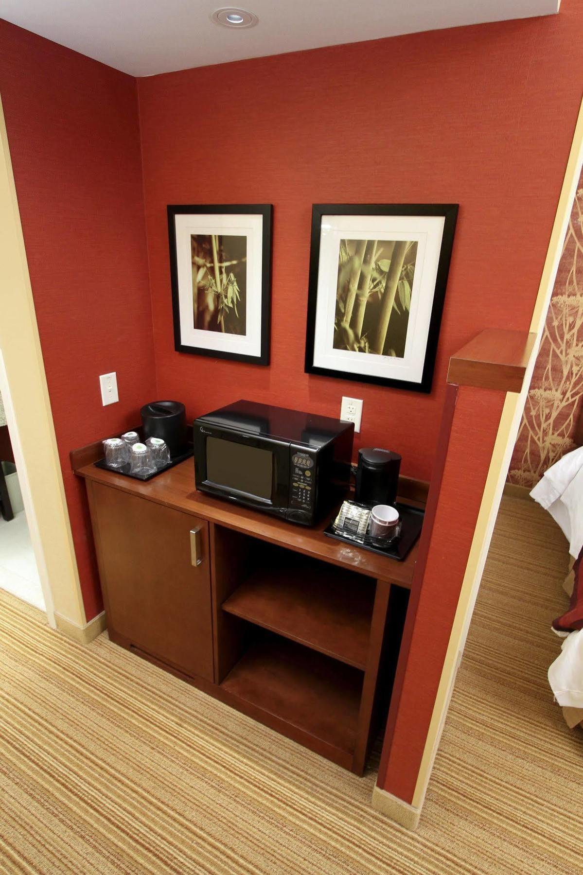 Готель Courtyard By Marriott Raleigh North/Triangle Town Center Екстер'єр фото